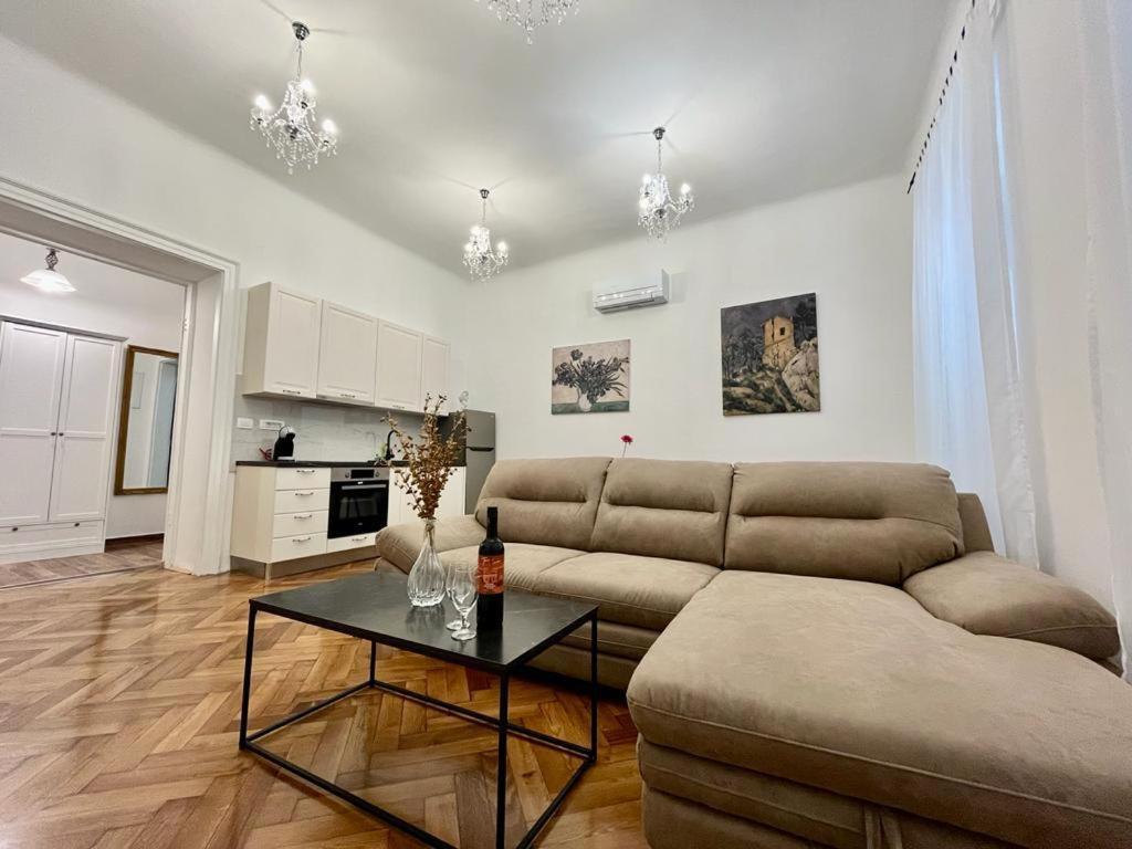 Lux Apartmans Apartment Пула Екстериор снимка