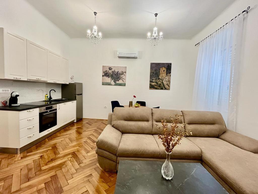 Lux Apartmans Apartment Пула Екстериор снимка